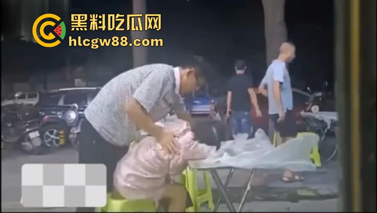 湖北巨乳少妇在大排档酒醉被两大哥摸胸揩油，酒醉的怎么摸都没反应，放开她让我来！-2