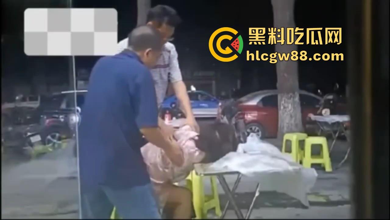 湖北巨乳少妇在大排档酒醉被两大哥摸胸揩油，酒醉的怎么摸都没反应，放开她让我来！-4