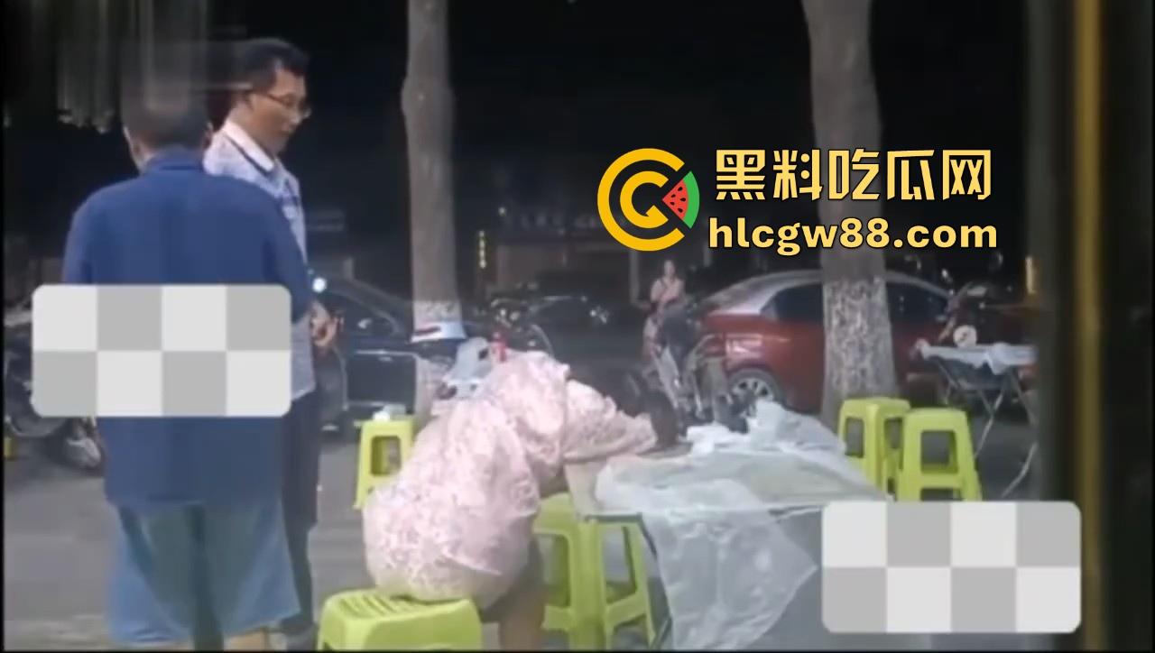 湖北巨乳少妇在大排档酒醉被两大哥摸胸揩油，酒醉的怎么摸都没反应，放开她让我来！-7