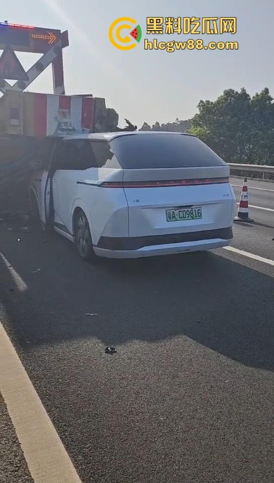 广东小鹏智驾直接失智，高速接管30码直接撞上故障车，气囊都不弹，NGP一夜变NG死？-8