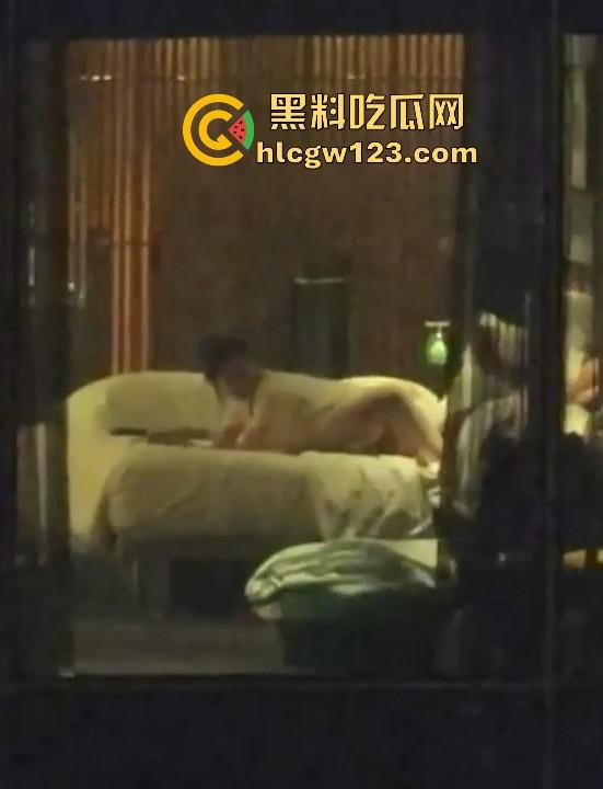 五星级酒店偷拍情侣做爱 长腿美女被按在窗前大力抽插 男友手机记录性爱视频 怎知对面楼瓜友也在记录！-7