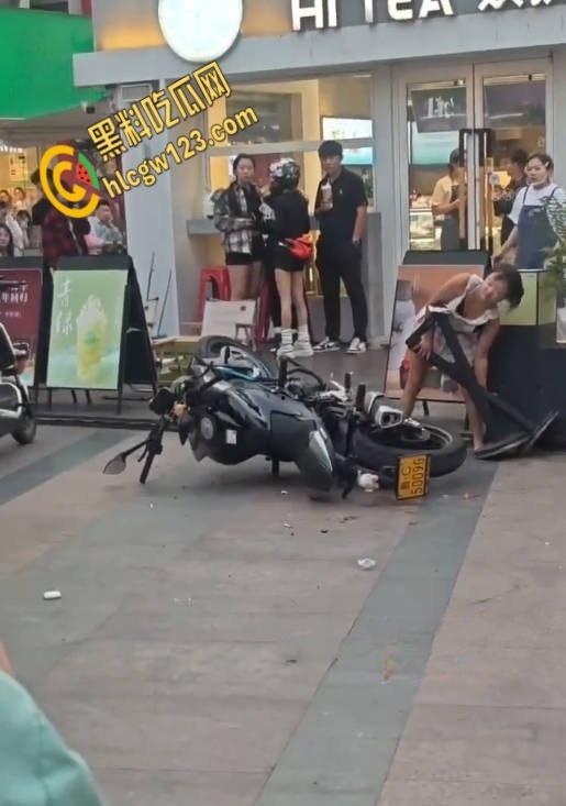 王府井齐逼小短裙小仙女暴怒，失控酸辣粉塞机车排气孔，还打砸怒怼终被警察制服 ！-2