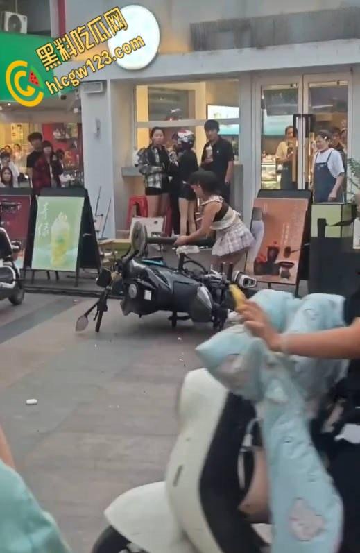 王府井齐逼小短裙小仙女暴怒，失控酸辣粉塞机车排气孔，还打砸怒怼终被警察制服 ！-3