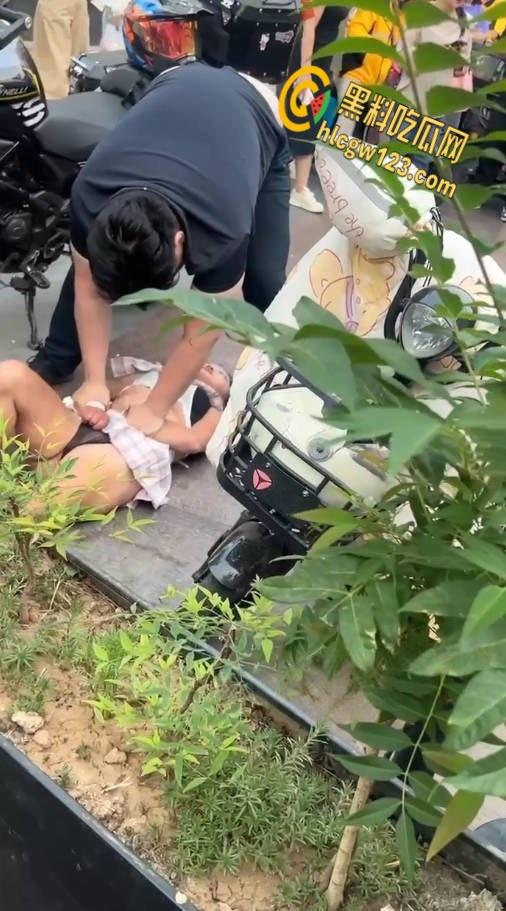 王府井齐逼小短裙小仙女暴怒，失控酸辣粉塞机车排气孔，还打砸怒怼终被警察制服 ！-6