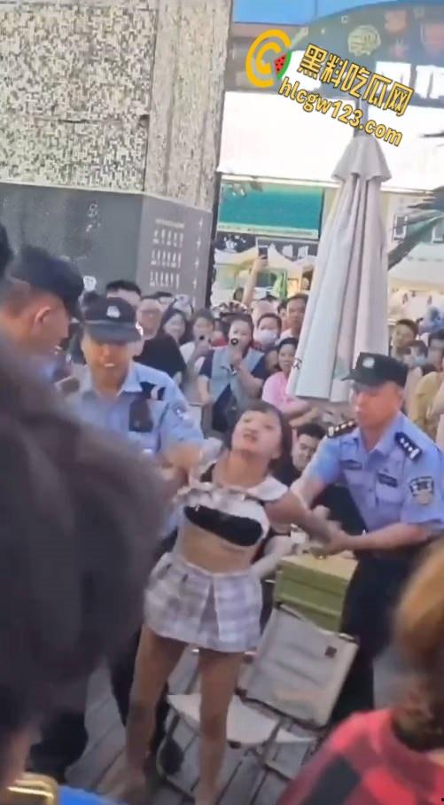 王府井齐逼小短裙小仙女暴怒，失控酸辣粉塞机车排气孔，还打砸怒怼终被警察制服 ！-7