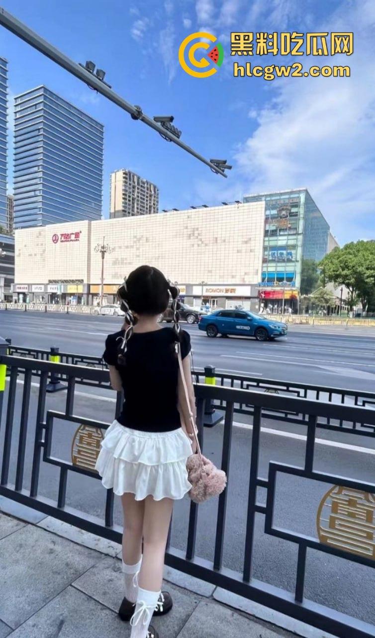 极品露脸嫩妹学生反差婊【蓝心然】生活照外流！云盘意外泄露，私藏逼照和裸照一览无遗，反差骚货实锤！-2