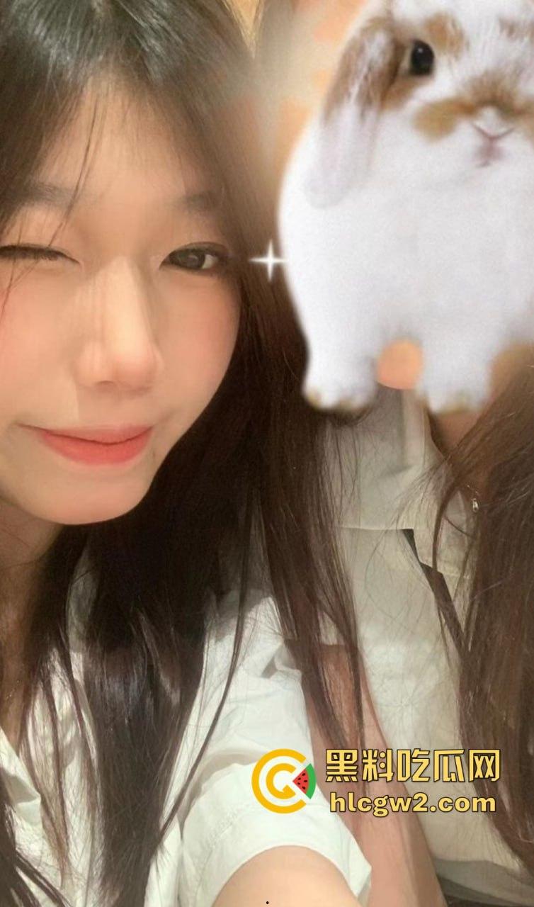 极品露脸嫩妹学生反差婊【蓝心然】生活照外流！云盘意外泄露，私藏逼照和裸照一览无遗，反差骚货实锤！-3