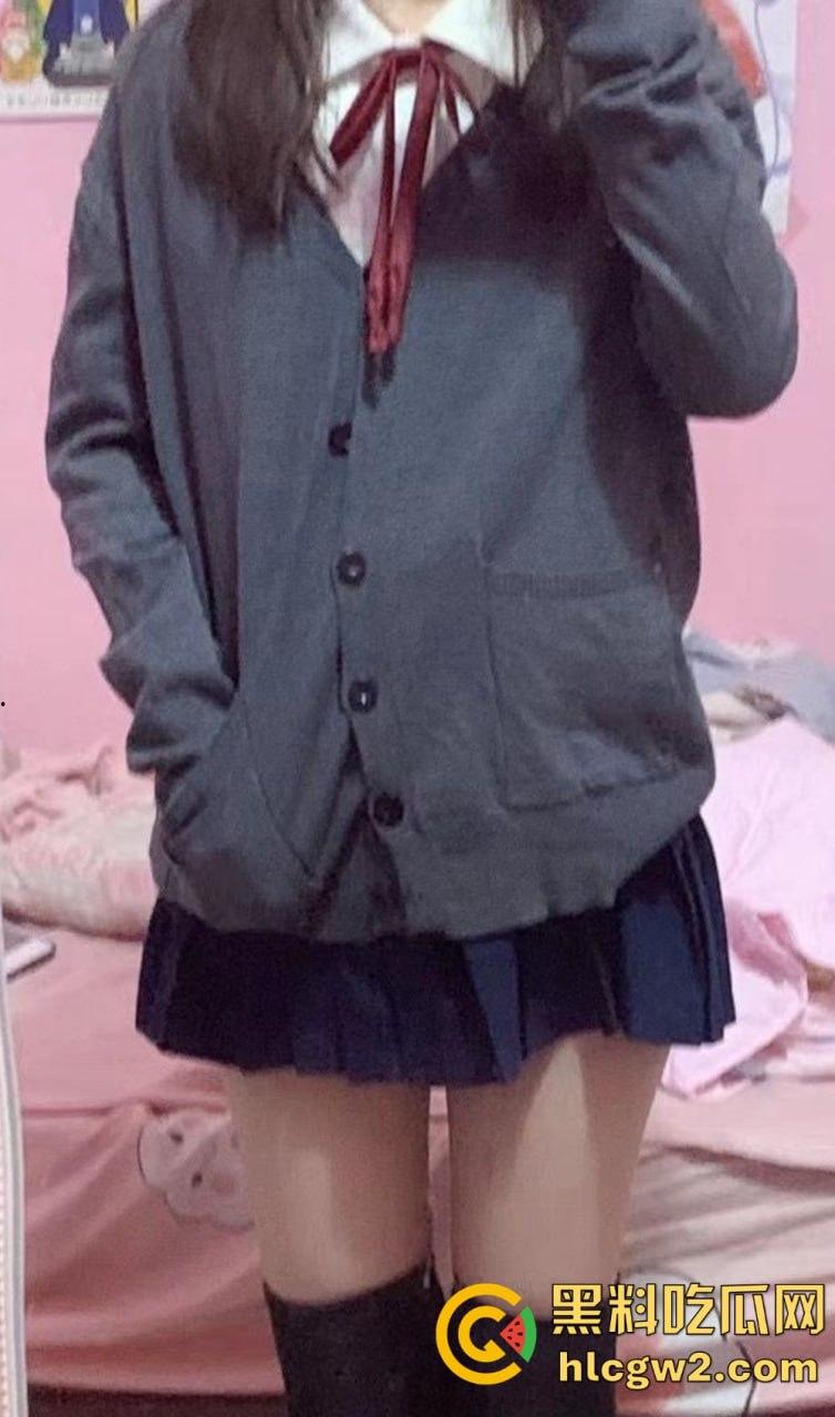 极品露脸嫩妹学生反差婊【蓝心然】生活照外流！云盘意外泄露，私藏逼照和裸照一览无遗，反差骚货实锤！-6