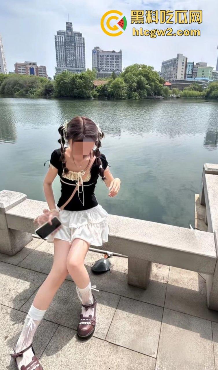 极品露脸嫩妹学生反差婊【蓝心然】生活照外流！云盘意外泄露，私藏逼照和裸照一览无遗，反差骚货实锤！-7