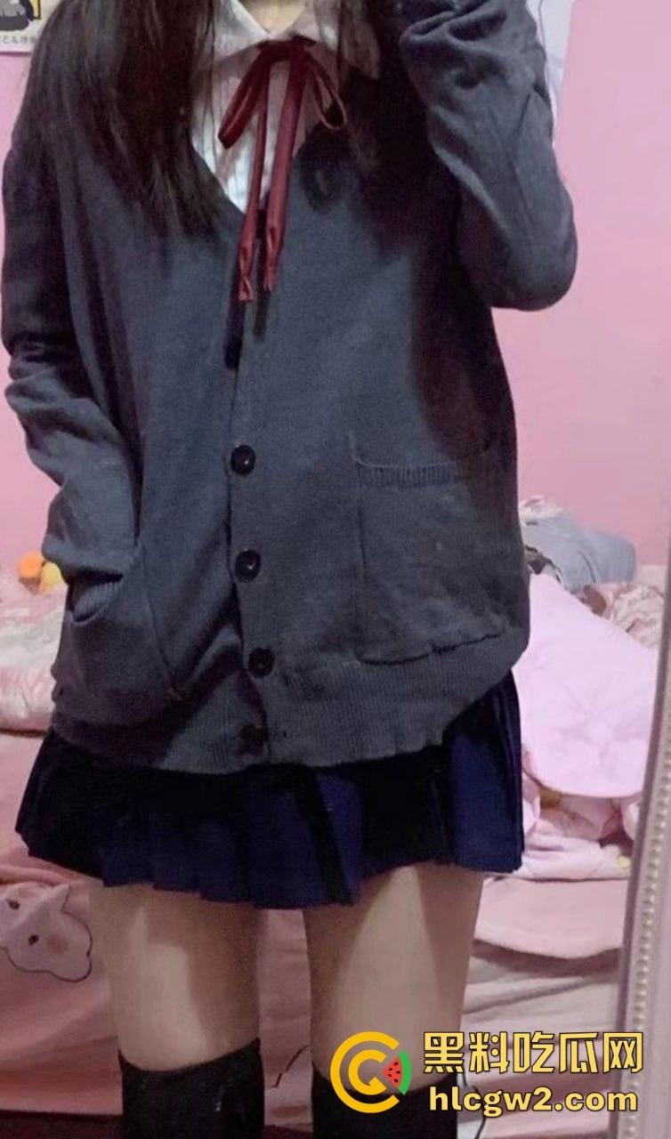 极品露脸嫩妹学生反差婊【蓝心然】生活照外流！云盘意外泄露，私藏逼照和裸照一览无遗，反差骚货实锤！-8