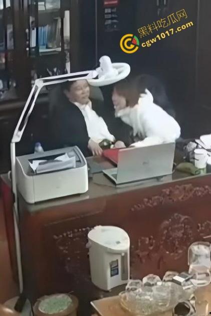 越南宁平海后校领导办公室淫乱大揭秘：校长与众美女狂野博弈！性爱视频曝光，校园内春光无限，道德沦丧！-4