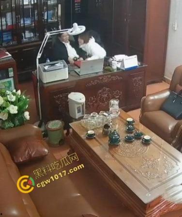 越南宁平海后校领导办公室淫乱大揭秘：校长与众美女狂野博弈！性爱视频曝光，校园内春光无限，道德沦丧！-5