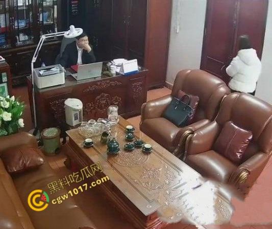 越南宁平海后校领导办公室淫乱大揭秘：校长与众美女狂野博弈！性爱视频曝光，校园内春光无限，道德沦丧！-7