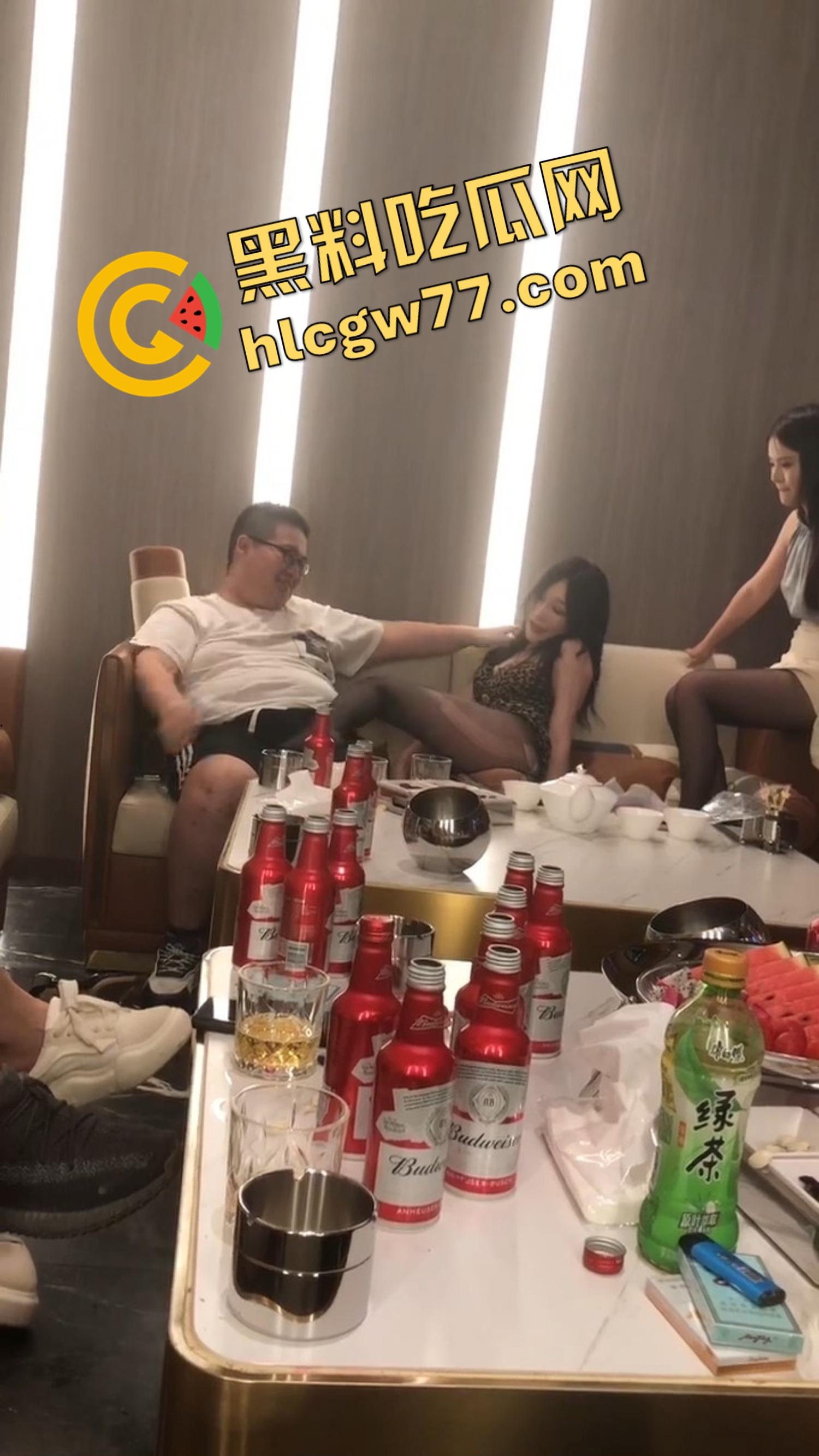 今夜无事勾栏听曲，结果真看见窝瓜骚鸡撕丝袜撕到癫，百威一口干今日不操鸡，枉为聚会人！-2