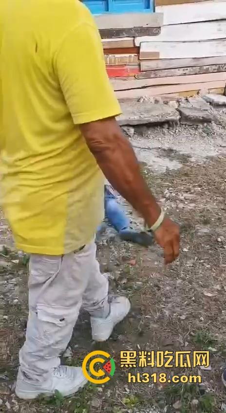 哥伦比亚双重谋杀案，疑似帮派报复，枪手杀害了不不尽兴，还要在死者头部猛踹几脚才愤愤离去，国外真乱！-3