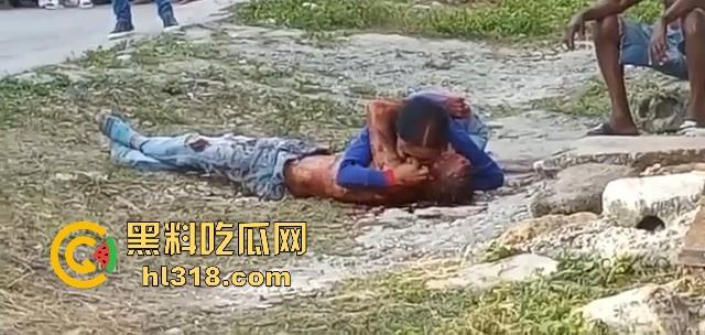 哥伦比亚双重谋杀案，疑似帮派报复，枪手杀害了不不尽兴，还要在死者头部猛踹几脚才愤愤离去，国外真乱！-7