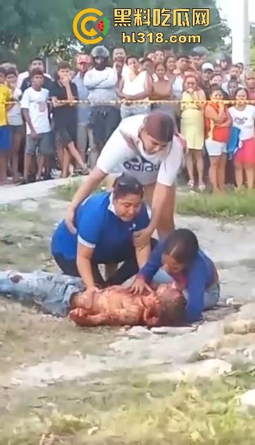 哥伦比亚双重谋杀案，疑似帮派报复，枪手杀害了不不尽兴，还要在死者头部猛踹几脚才愤愤离去，国外真乱！-8