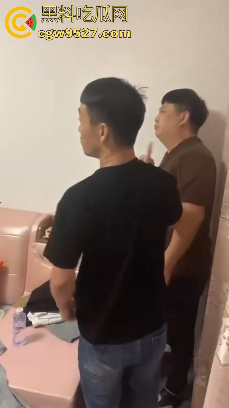 矮胖妞出轨找情夫，被老公带人回家捉奸，奸夫竟也是个小胖，果然丑人多作怪，这种长相的要记住啊！-4