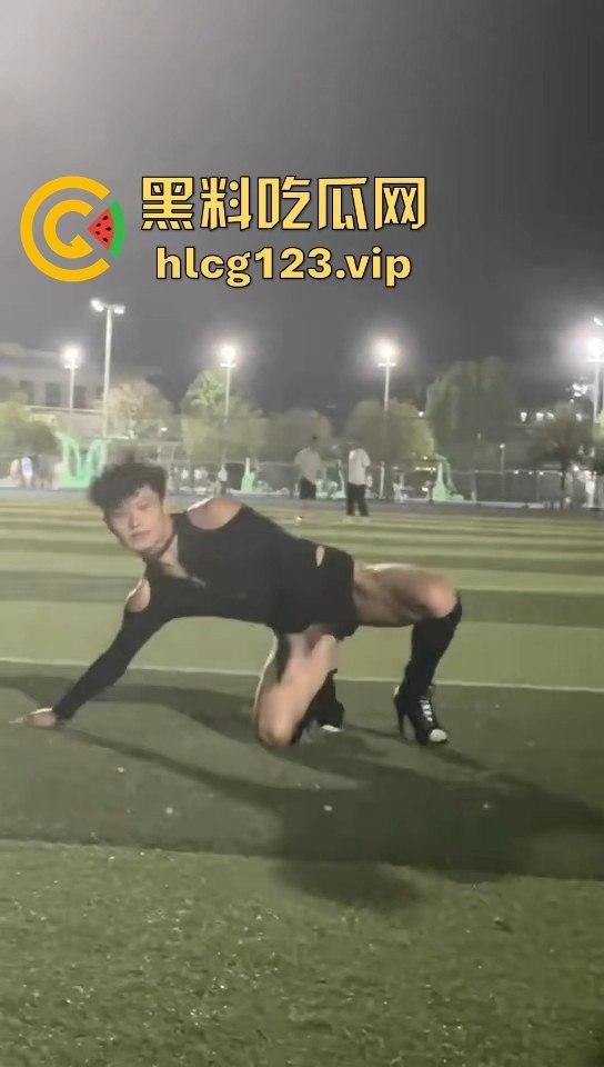 贵州铜仁男大骚0穿高跟引爆操场！大跳骚舞找主人，抖音粉丝蹭蹭涨，学校警告挡不住骚气外露！-13