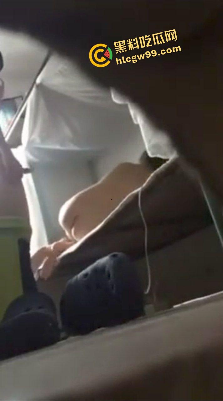 广西职高清纯马尾少女【杨佳琪】毕业进厂与混混宿舍打炮，全裸女上暴力后入输出！独家偷拍曝光流出！-5