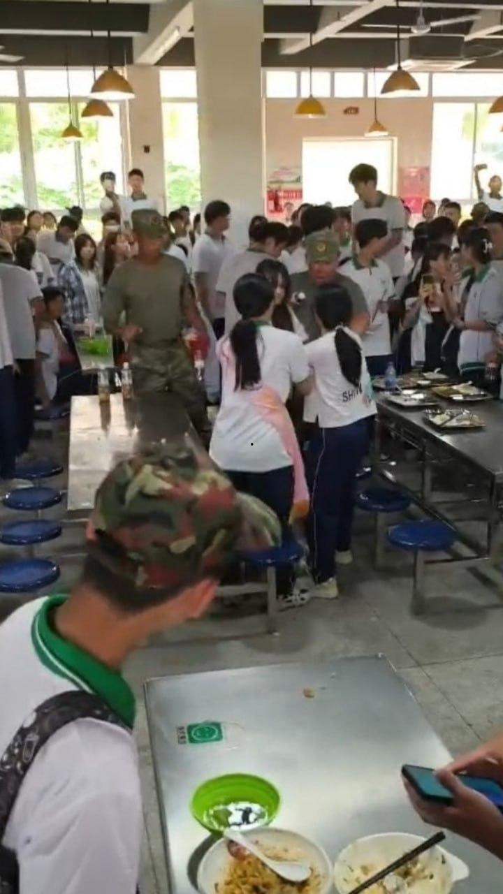 澄海职校精神小妹校内霸凌，收小太妹当马仔，学校里收保护费，谁不给钱就干谁！-6