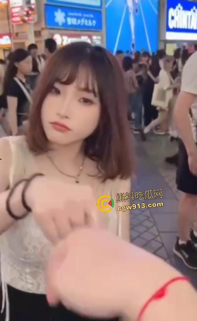 街头击拳测试，路人送丝袜避孕套，骚妹收下直奔酒店后入，肥臀完美炮架，随机撩妹神招下次再继续！-1