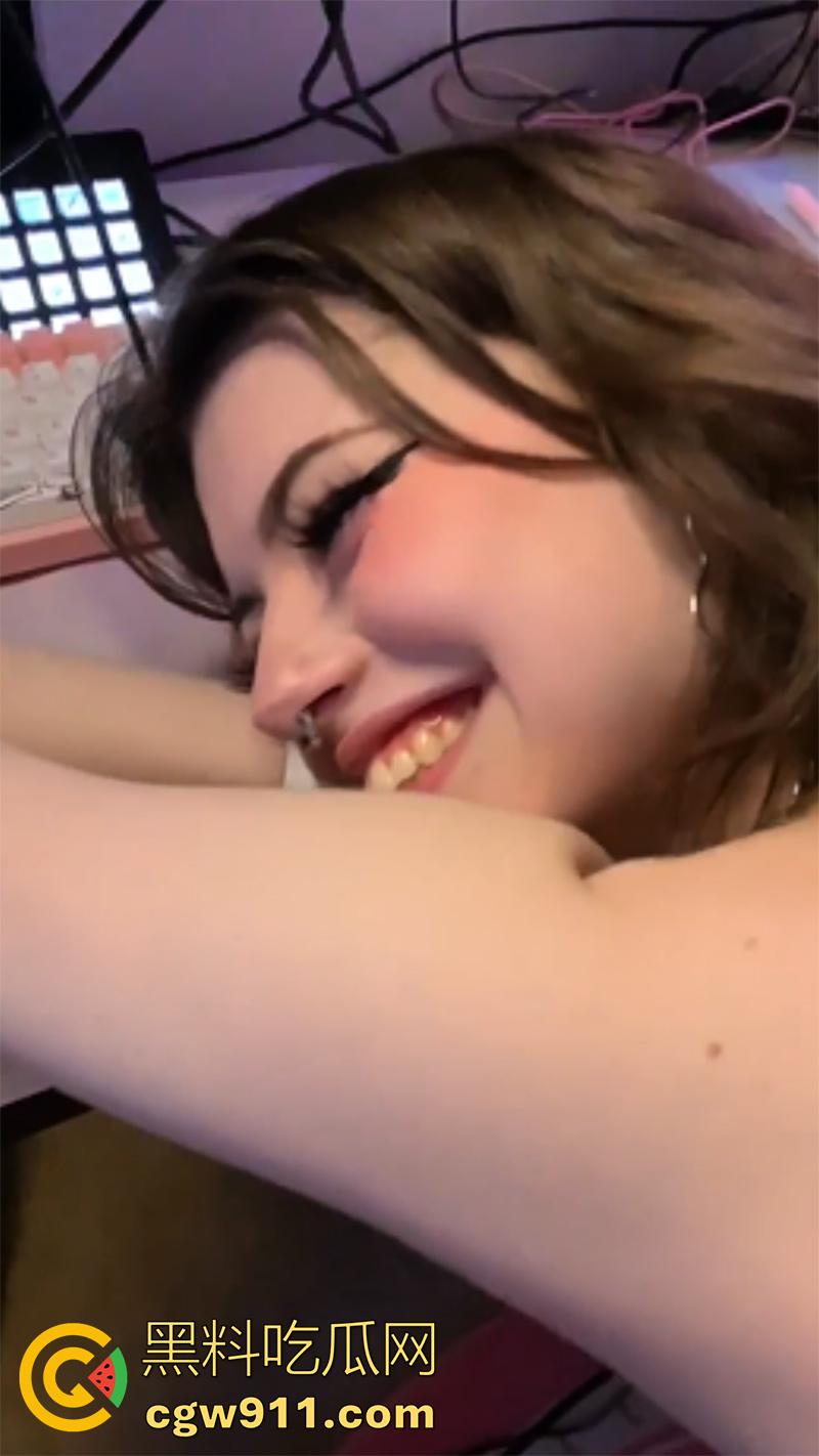 tiktok顶级母狗【Hannah0w0】，身材超顶反差婊子，白虎嫩穴各种展示，被调教成小母狗扛起来输出！-7