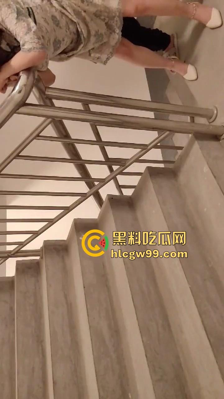 福州第一中学初中女老师【杨惠蓉】在家中和光头教导主任偷情曝光，楼道做爱实在太刺激了，小身材 眼镜婊！-3