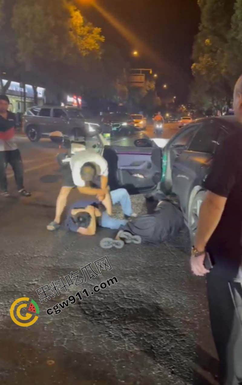 酒店偷情狗男女被原配截车暴打，大屌与脸遭痛殴，荡妇保护奸夫被双双暴揍，围观者连连称快，拍照不停-3