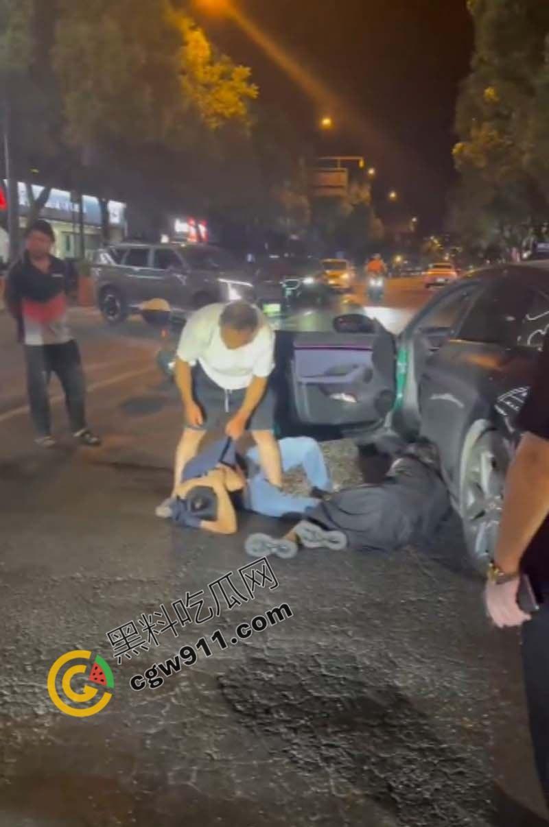 酒店偷情狗男女被原配截车暴打，大屌与脸遭痛殴，荡妇保护奸夫被双双暴揍，围观者连连称快，拍照不停-5