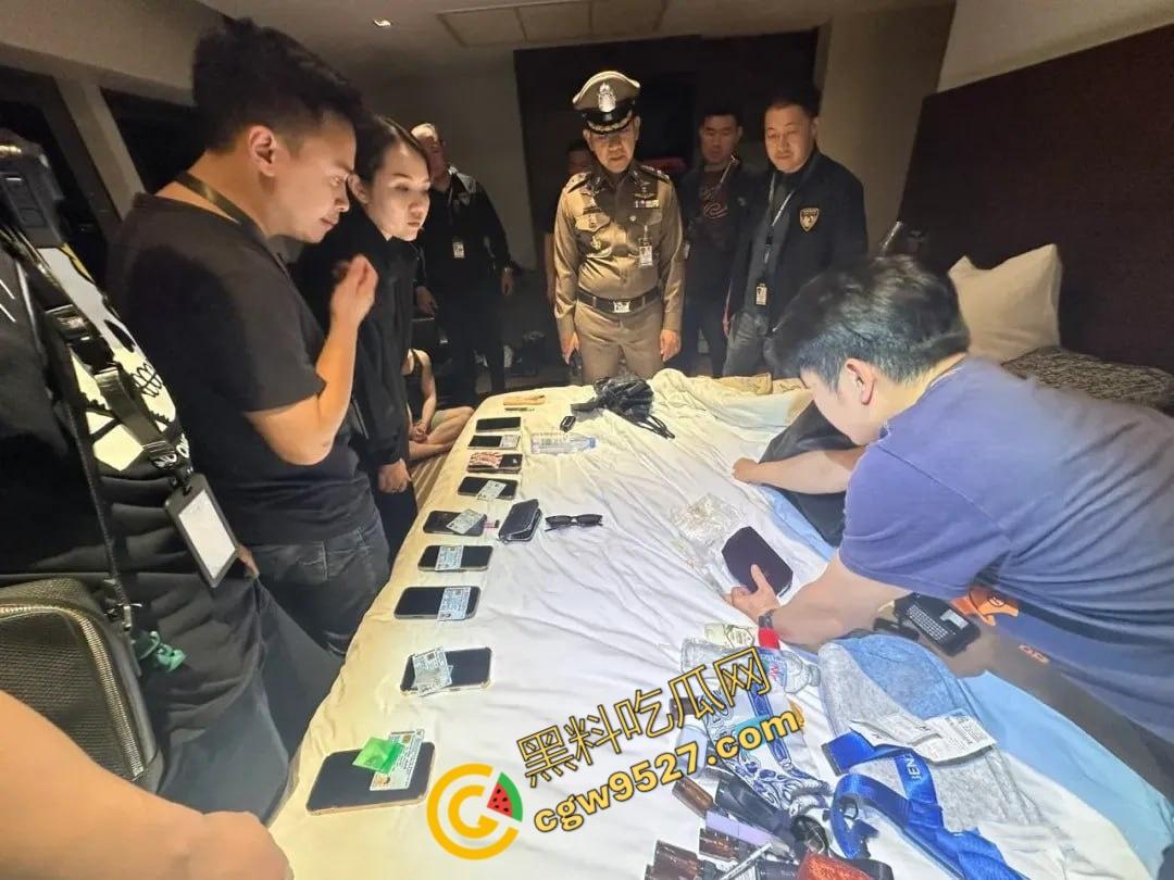 泰国曼谷100多人吸毒淫乱派对现场曝光！大汉赤身露体，互相慰藉，屁眼同时插入两只大屌！-2