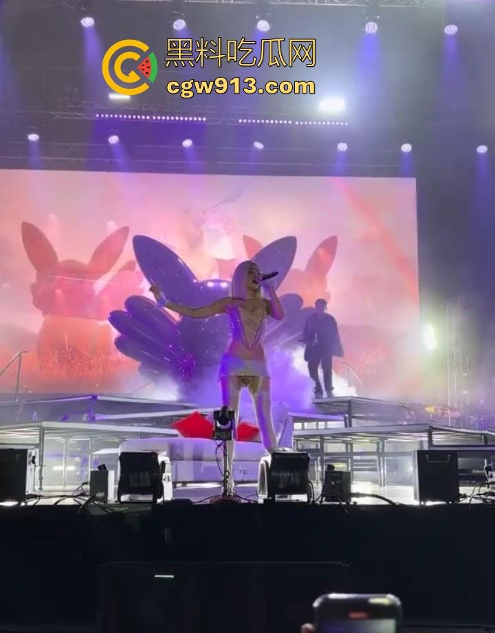 外国音乐节歌手没穿内裤上台演唱？ 其实是视觉错位而已，实际是穿了的，灯光的照射的缘故！-1