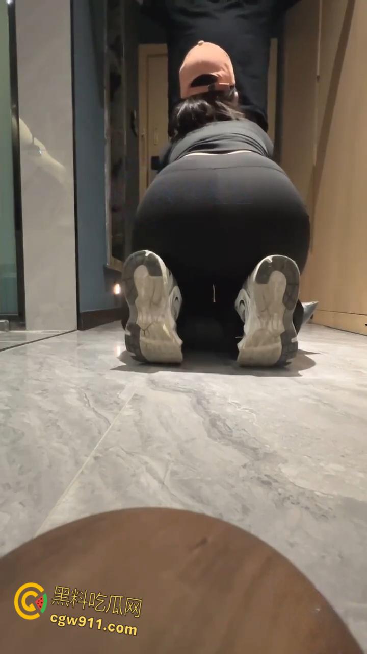 骑行圈绝美少妇，紧身装巨乳翘臀，白虎骚穴被无套抽插，女上骑乘扭臀榨精，差点没忍住全射在巨乳上 !-3