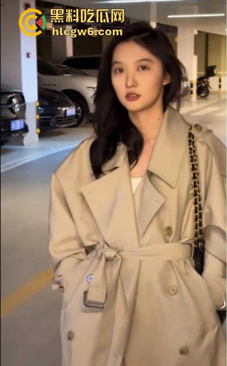 重榜黑料流出！！抖音600w粉丝网红【牟牟刘啊】早期自慰视频被渣男曝光，奶头还是粉色的。-15