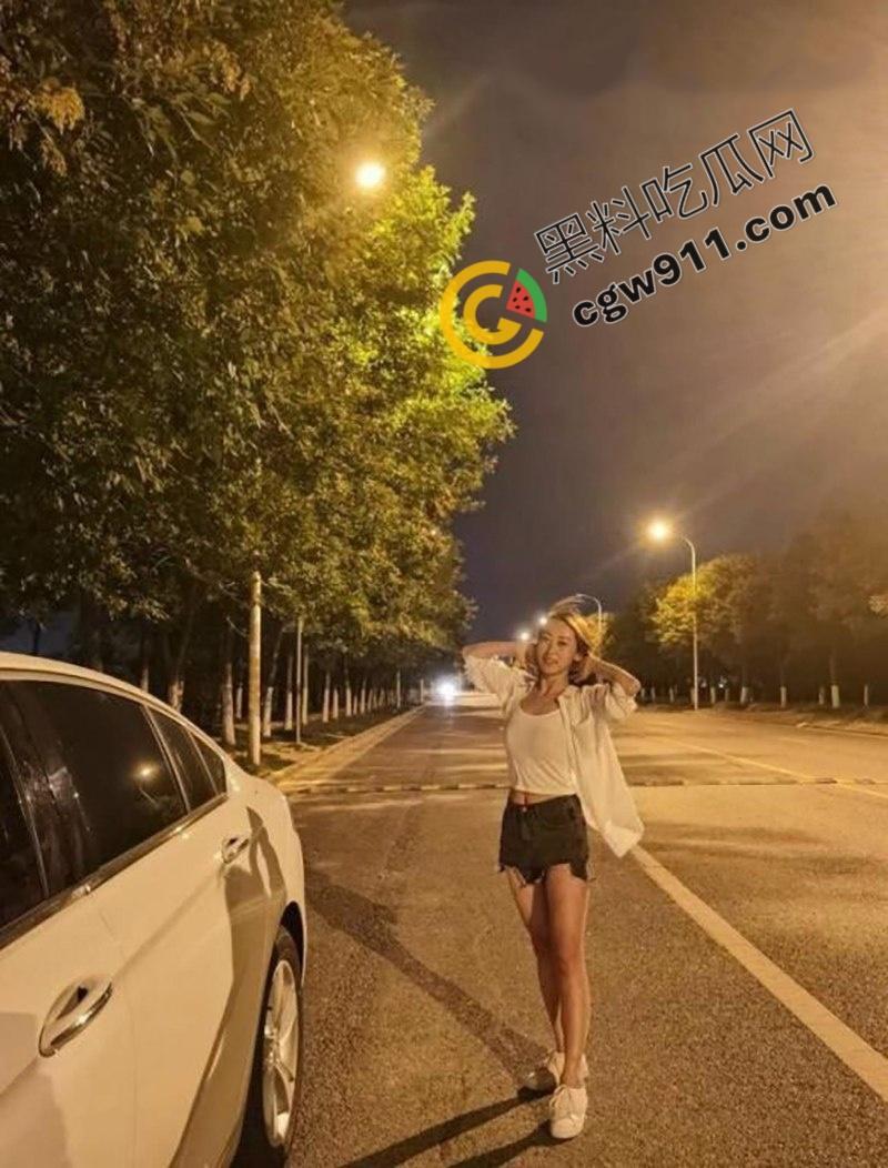 陕西西安极品绿帽夫妻疯狂酒店约炮！娇妻美乳嫩穴被双管齐下，大屌男把骚妻操到浑身颤抖淫水狂流，刺激不已-3