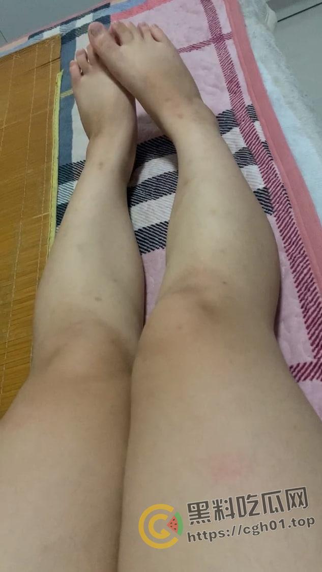 武汉大学大一萌妹给男友发私密视频被流出 肥嫩鲍鱼 粉里透红 揉一下水就喷出来-6