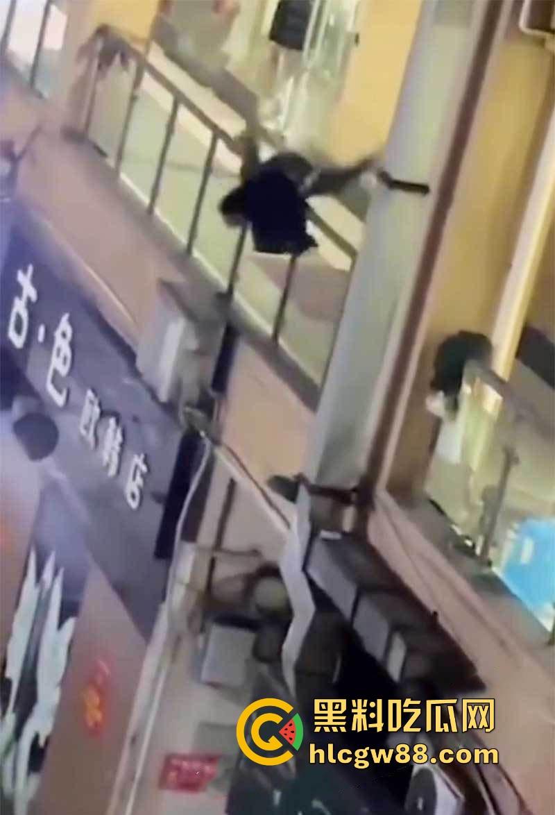 重庆厕偷拍男玩脱了，被情侣堵个正着，心虚跳楼逃跑，结果直接摔逼逼了，多处骨折进医院！-6