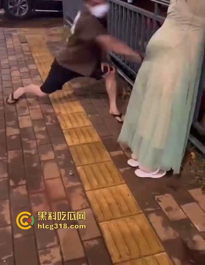 低俗直播PK惩罚，女主播输了被男助手的用皮带疯狂抽打屁股，感觉连吃奶的劲都使出来了，看着都疼！-4