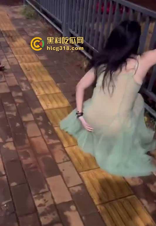 低俗直播PK惩罚，女主播输了被男助手的用皮带疯狂抽打屁股，感觉连吃奶的劲都使出来了，看着都疼！-6