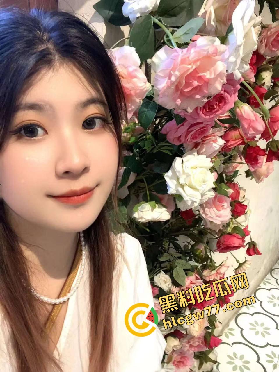 英国留学生『柳依依』顶级巨乳舔洋屌，老佛爷送银币她送淫逼，这不就是新时代传承？-3