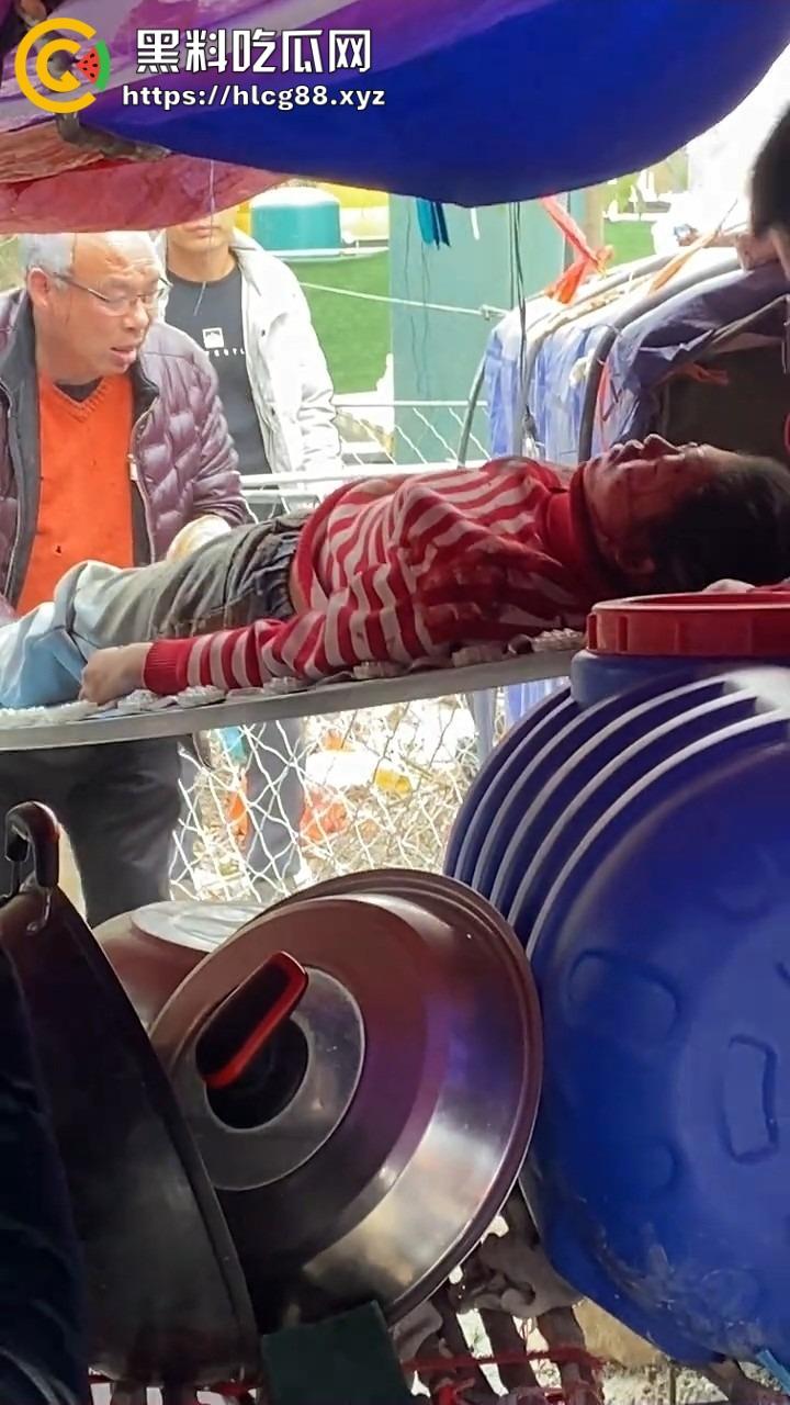 南阳镇平庙会惊现夺命飞椅，游乐设施突然倒塌 一人当场没了 两人重伤 飞椅变升天套餐了？-1