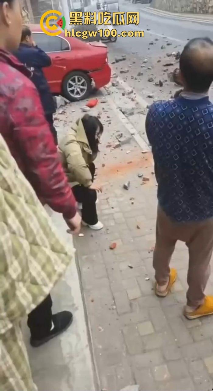 女司机漂移撞墙全程高能，开车像玩QQ飞车，氮气加速弹射起步，车撞成废铁人却完好无损牛逼！-1