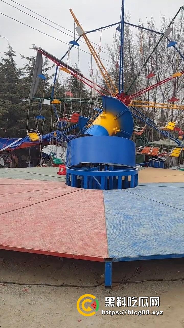 南阳镇平庙会惊现夺命飞椅，游乐设施突然倒塌 一人当场没了 两人重伤 飞椅变升天套餐了？-7