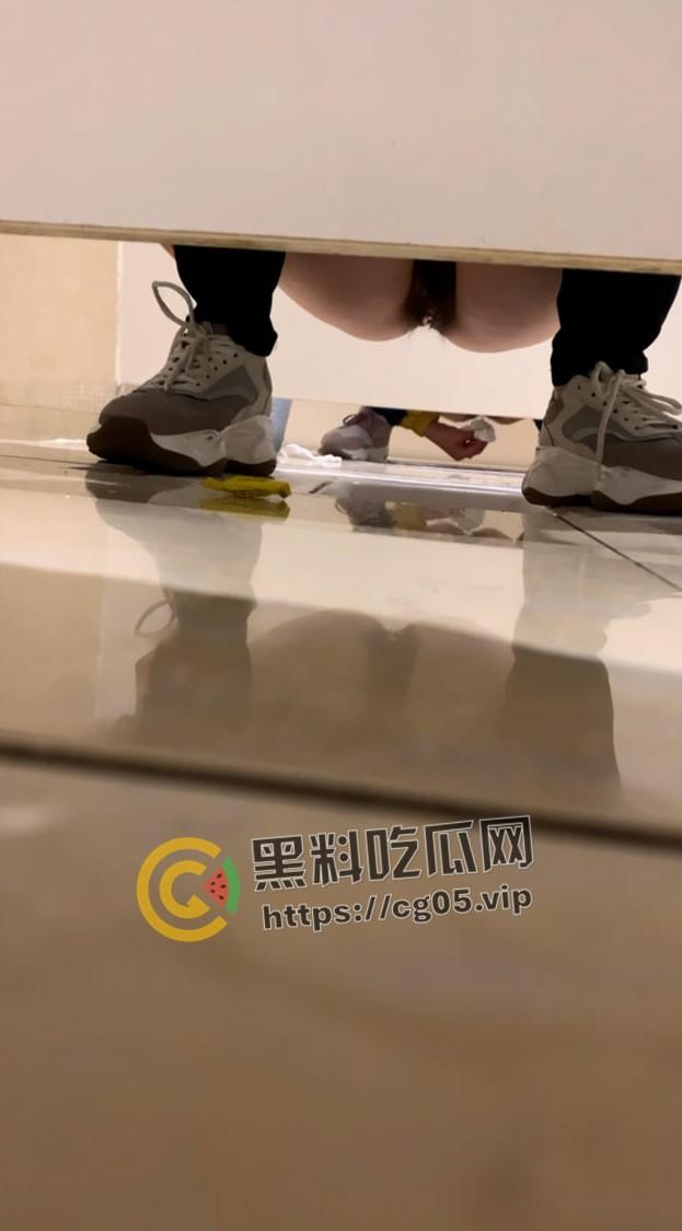 瓜友投稿！河北女网友投稿曝光四名舍友洗澡上厕所偷拍视频 女大学生之间的战争 就是这么朴实无华但精彩-6