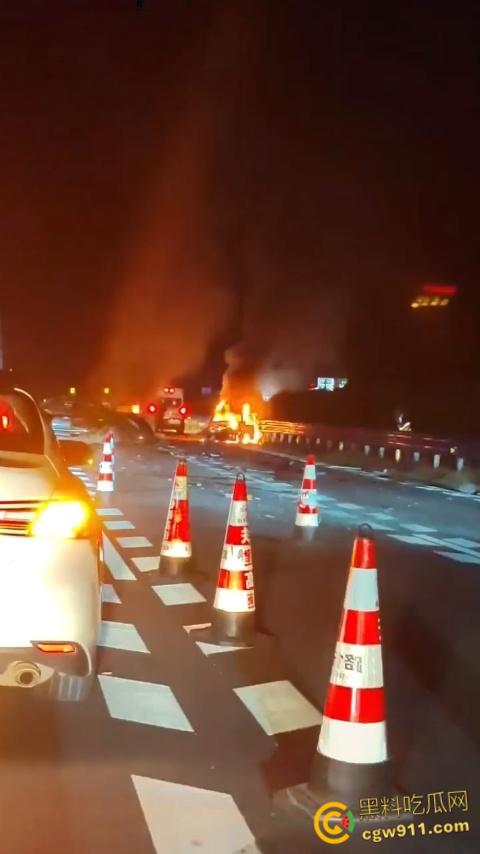广西玉林深南高速5车追尾，连撞起火2死3伤，现场火光四射浓烟滚滚，节假日事故多发注意车距慢速 ！-5