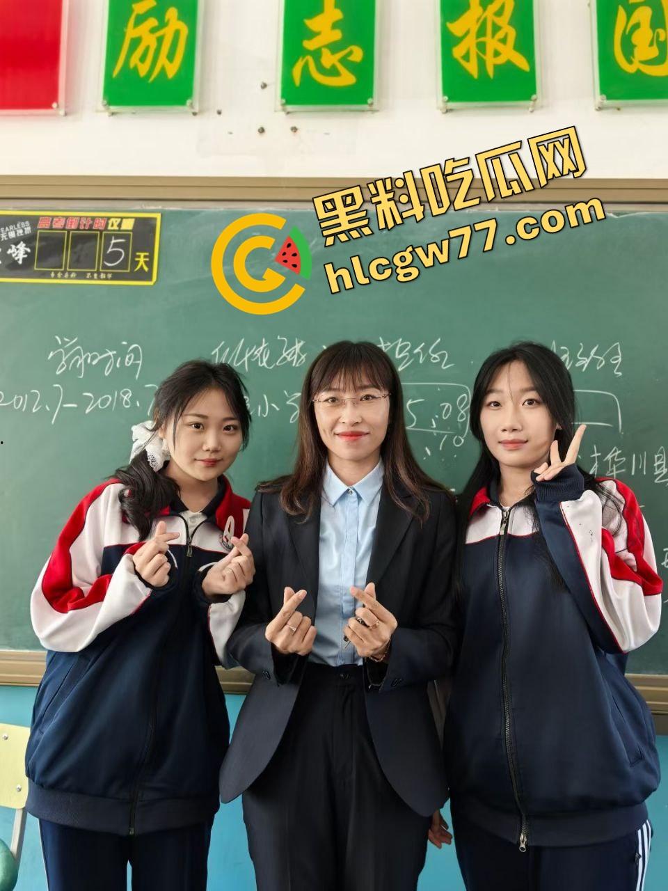 低俗直播恶趣味，妹子真空擦地板边漏奶边扭，弹幕全在喊再蹲低点，这年头女的玩的都开！-2