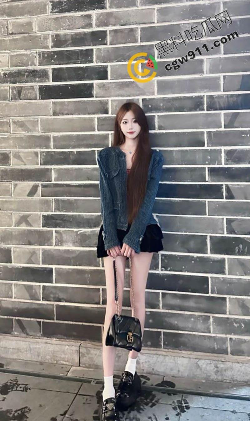 广西柳州大长腿美女【刘璐】成富二代胯下母狗！戴黑皮项圈深喉服侍，翘臀高撅撞击啪啪，狂野摆动高潮尖叫震天-3