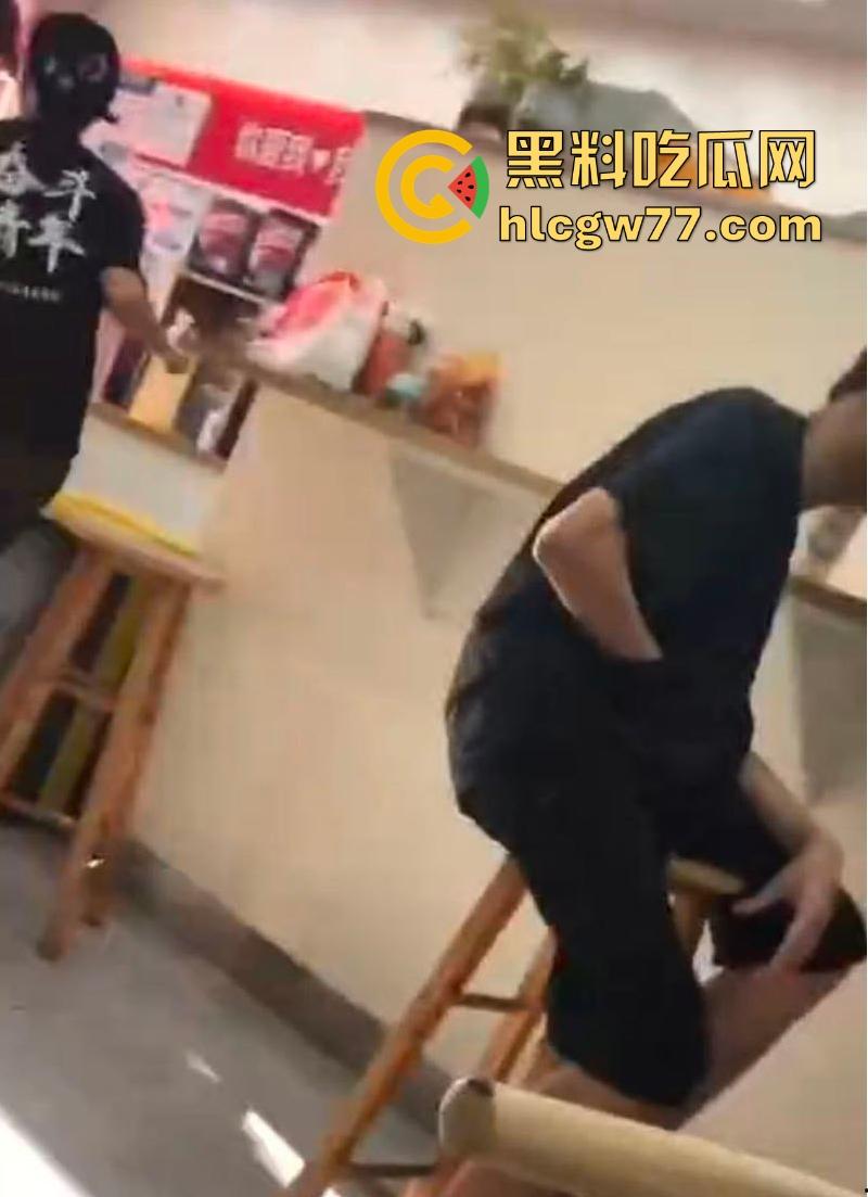 蜜雪冰城狙击手！精神小伙当众撸管~兄弟，这么饥渴么，这种坦克也这么有兴趣？-4