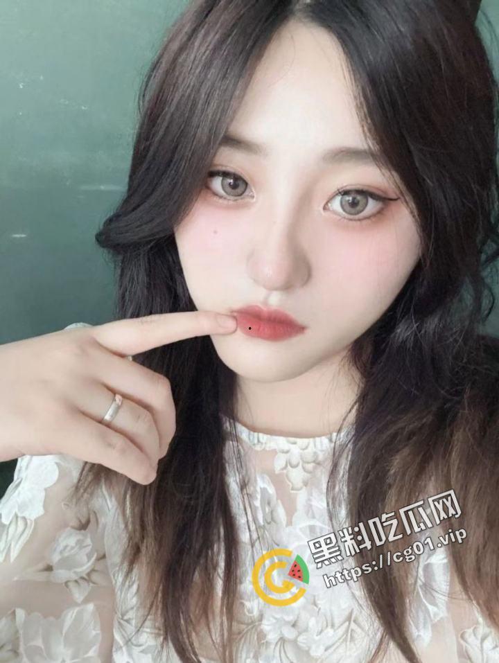 四川税务局职员 反差婊母狗 吴晓怡 被渣男投稿曝光！小骚货在停车场就吃鸡 回家被猛干！-1