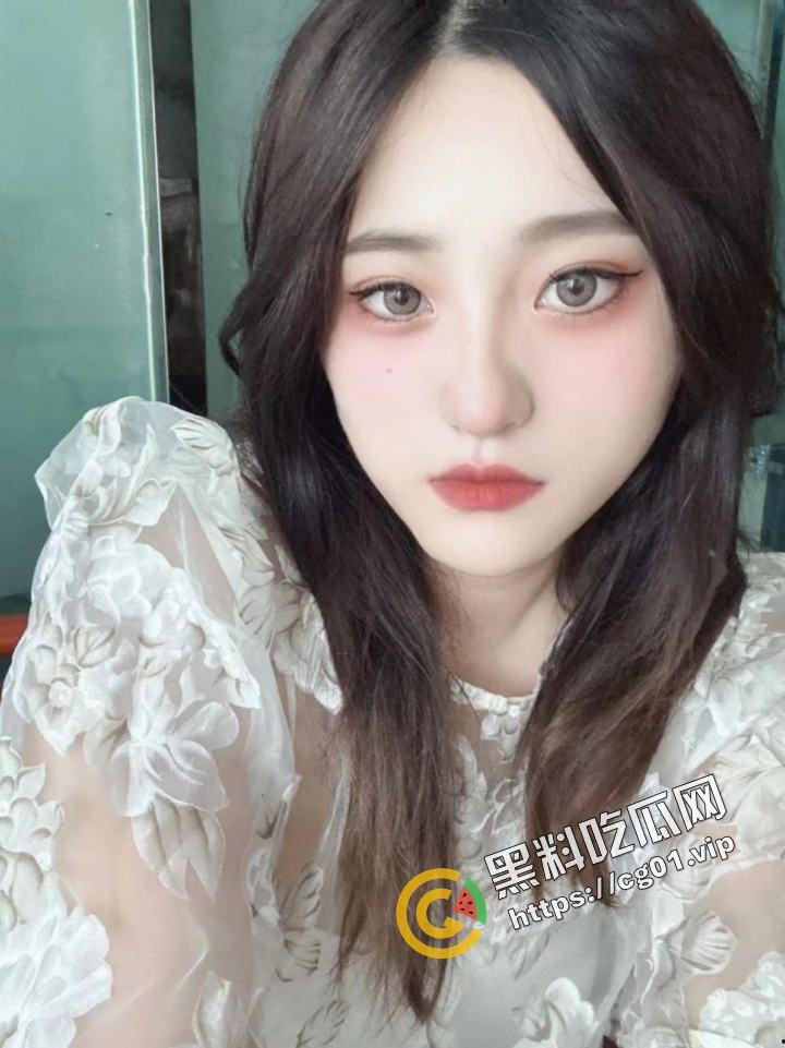 四川税务局职员 反差婊母狗 吴晓怡 被渣男投稿曝光！小骚货在停车场就吃鸡 回家被猛干！-2